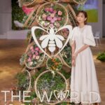 Mirei Kiritani Instagram – ゲランのサステナビリティを体現するコレクション〈アクア アレゴリア〉より自然の稀少な素材を使ったオーデトワレ〈アクア アレゴリア ハーベスト〉が5/1に発売。今年しか手に入らない数量限定コレクションだそうです🥹✨
 そして、オーデパルファン〈アクア アレゴリア フォルテ〉には、新たに〈ネロリア ベチバー〉が仲間入り。
 私は、このネロリアベチバーが1番お気に入りの香りで、出かける前やリフレッシュしたいときにワンプッシュしています☺️
ゲランが長年に渡って取り組んでいるミツバチ保護活動や女性養蜂家の育成支援など、サステナビリティに関する活動もいつも興味深く、読み入っちゃう。
頭フル回転させて、知識をインプットしていく作業は楽しいね🐝
 @guerlain
#ゲラン
#アクアアレゴリア
#Guerlain_ambassador
