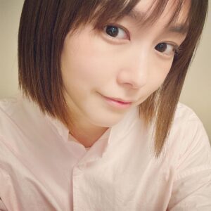Mirei Kiritani Instagram - 髪のメンテナンスへ。
カットラインが美しい🤤❤️
関係ないけど、ついに花粉症デビューしたっぽい。色々止まらないよーーー🤧😢😭