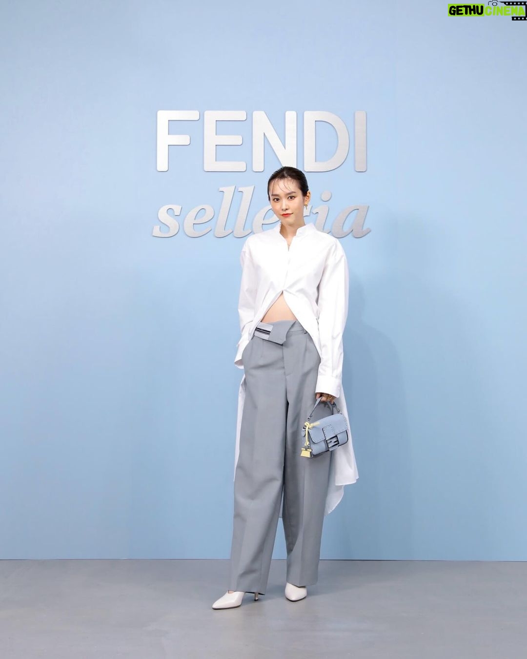 Mirei Kiritani Instagram - TOKYO MEDIA DEPARTMENTで開催中の「Fendi Selleria」 FENDIのクラフツマンシップを体験できる唯一無二のポップアップストアです👜 レザー工場の職人の技を間近で見られたり、実際に体験できたり。私もやらせてもらったんだけど、レザーだからステッチを通すのも想像より固くて力が必要で一苦労🙄 改めて職人技の素晴らしさを感じました。 3/31までなので是非😊 #FendiSelleria #PR