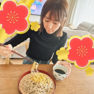 Mirei Kiritani Instagram - 年越し蕎麦って何時ごろ食べるのがいいのだろう。
幼少期は、「早く蕎麦食べないと年が明ける！！」という祖父の声に慌ててすすってた記憶🤔
そんなことを思い出しながらも、真昼間にいただきました。

さ、今年もあと数時間。
たくさんお世話になりました。
みなさま、良いお年をお迎えください🎍

大掃除が終わっていないところはスタンプで隠しちゃえスタイルで😂