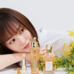 Mirei Kiritani Instagram – 🌼🐝🌼🐝🌼🐝🌼🐝🌼🐝🌼
今日、3月8日は国際女性デー。
女性の生き方を考える日。
私もひとりの働く女性としてとても大切な日だと思っています😌

私がアンバサダーを務めているゲランも、WOMEN FOR BEESという、女性養蜂家を育成するプログラムを実施しているそうです🐝
女性の自立支援とミツバチ保護活動を目指しているもので、応援していきたい活動の１つ。

そして、私のスキンケアにかかせない #アベイユロイヤル コルシカハニーたっぷりの #キスキスビーグロウ 天然由来成分最大95％のフレグランス、#アクアアレゴリア など、
ミツバチを大切にしているゲランだからこそ、ハチミツや自然の恵みから生まれた素敵なコレクションがたくさん。
製品の開発背景や環境に与える影響なども興味深く、日々勉強です✏️
@guerlain
#ゲラン
#WomenforBees
#国際女性デー
#Guerlain_ambassador
🌼🐝🌼🐝🌼🐝🌼🐝🌼🐝🌼