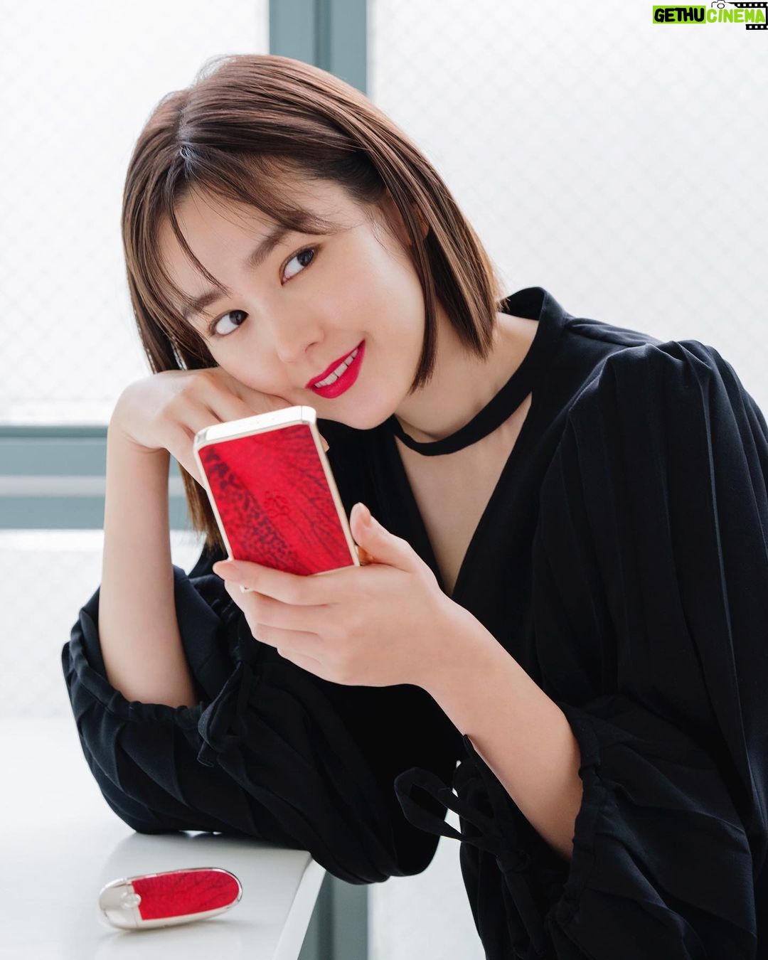 Mirei Kiritani Instagram - @guerlain のレッドオーキッドコレクション💄 世界で初めてリップスティックを作ったゲラン。その色は赤だそう。 ゲランは長い歴史の中で赤色を大切にし続けていると聞き、私も特別な時には赤リップを纏いたいな🥺 #ゲラン #ルージュジェ