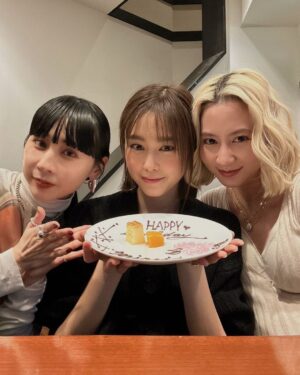Mirei Kiritani Instagram - まゆと、なおさんとランチ😋
なおさんが遅くなったけどってバースデーしてくれて、驚き嬉し☺️
Thank you❤️❤️❤️