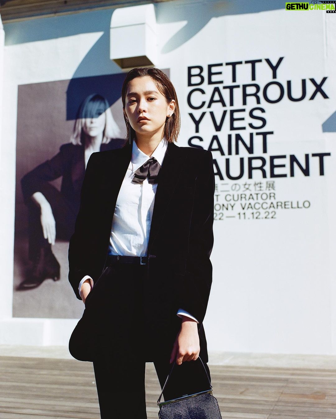 Mirei Kiritani Instagram - 12月11日まで寺田倉庫でやっているサンローランの「BETTY CATROUX-YVES SAINT LAURENT唯一無二の女性展」に @ellejapan と行ってきました😌 ミューズであるベティが本当にかっこよくて、私物に秘蔵写真に、見応えたっぷり。こんな女性像に憧れる🥺✨ #サンローラン #SaintLauren #BettyCatroux