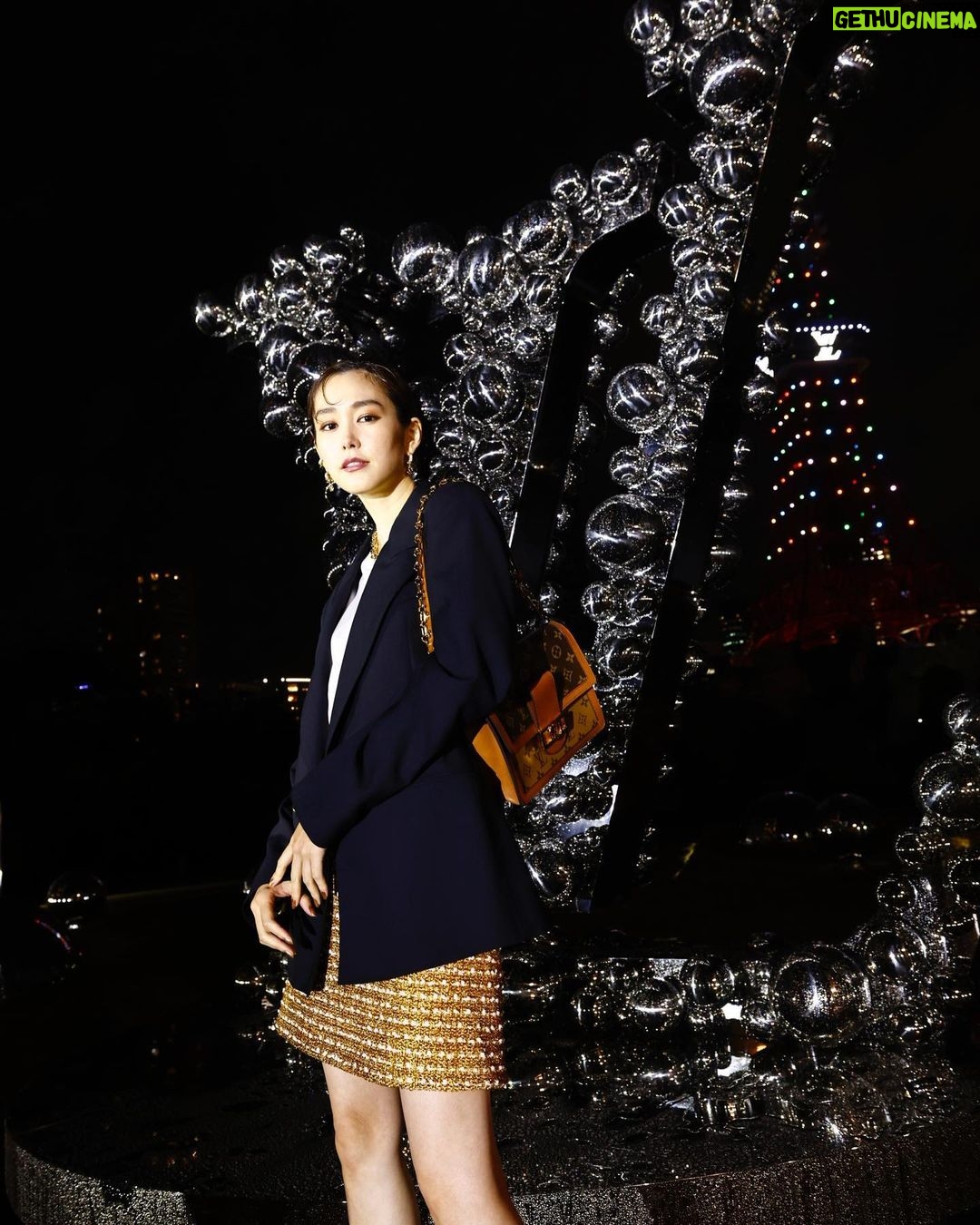 Mirei Kiritani Instagram - LV × KUSAMA PROMOTION PROJECT, TOKYO LVと草間彌生さんがコラボレーションしたインスタレーションが11/30から都内各所で公開されるのを前に、 一足早く世界観を堪能してしました🤤東京タワーも特別ライティングで綺麗だったなぁ❤️🧡💛💚 #LVxYayoiKusama #LouisVuitton #LVFashion