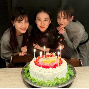Mirei Kiritani Instagram - Merry Christmas🎄
and
Happy Birthday EMI❤️🩷❤️

#ネコ目三姉妹