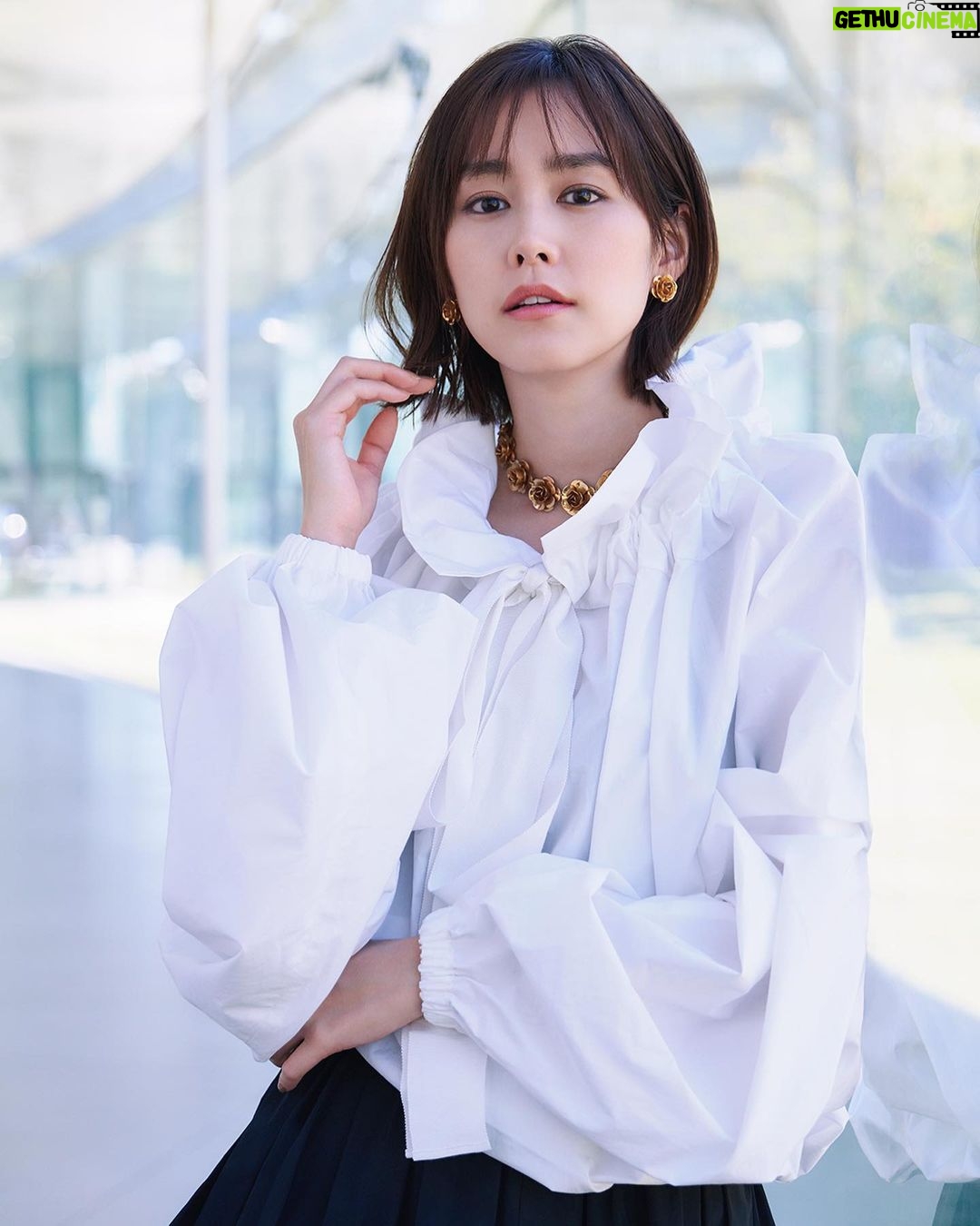 Mirei Kiritani Instagram - GUERLAINのジャパンアンバサダーに就任しました。 200年近くの歴史があるブランドのアンバサダー、身が引き締まる思いです。 ゲランが長年続けている、サステナビリティな活動。中でも15年以上行っているミツバチ保護の活動など、教えてもらったこと、学んだことを沢山伝えていきたいです🐝 これからどんどんゲランの魅力を発信していけたらと思います! #ゲラン @guerlain