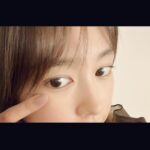 Mirei Kiritani Instagram - 目のハナシ。ICL術後1週間検診も無事終わり、順調です🫡 ICLのことをストーリーズに載せたらたくさんの質問をいただいて。少しお答えしたいなと。 もともとの視力は0.06でコンタクトやメガネが無いとなにもできなかったの。 1週間後の検査では1.5まで回復していました✨ 手術は、アイクリニック東京で。 当日は、瞳孔をひらく目薬や麻酔の目薬などたくさんの目薬をさして、いざ手術台へ！ 見えたまま手術なんて怖くないの？ってよく聞かれるし私も思ってたけど、裸眼+ライトが眩しくて何もわからなかった笑 ライトの1番眩しいところを見ておいてと言われたのでずっと見ていました👀 ストーリーズにも書いたように、切られる痛みとかではなく、強めに圧迫されるかんじ。 手術台にいたのは10分弱くらいかな🤔 直後はショボショボしたりゴロゴロ感があったけど、翌日にはショボショボ感はなくなり、 ゴロゴロ感も今はもうほぼなくなったよ。 ハローグレア(光の輪と花火みたいに光がみえるやつ)も思っていたより大丈夫だった🙆‍♀️ 時間が経つにつれ、より気にならなくなってきています。 とまぁこんな感じで、まだまだ目薬をたくさんささなきゃだけど、快適な裸眼生活を送っています😊 参考になれば。