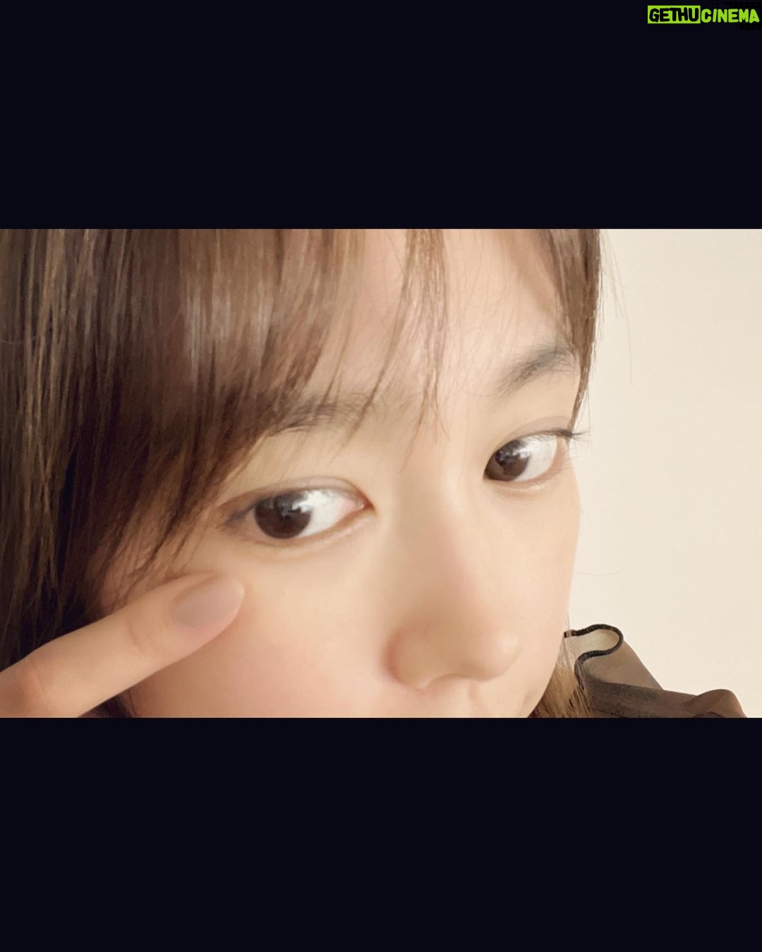 Mirei Kiritani Instagram - 目のハナシ。ICL術後1週間検診も無事終わり、順調です🫡 ICLのことをストーリーズに載せたらたくさんの質問をいただいて。少しお答えしたいなと。 もともとの視力は0.06でコンタクトやメガネが無いとなにもできなかったの。 1週間後の検査では1.5まで回復していました✨ 手術は、アイクリニック東京で。 当日は、瞳孔をひらく目薬や麻酔の目薬などたくさんの目薬をさして、いざ手術台へ! 見えたまま手術なんて怖くないの?ってよく聞かれるし私も思ってたけど、裸眼+ライトが眩しくて何もわからなかった笑 ライトの1番眩しいところを見ておいてと言われたのでずっと見ていました👀 ストーリーズにも書いたように、切られる痛みとかではなく、強めに圧迫されるかんじ。 手術台にいたのは10分弱くらいかな🤔 直後はショボショボしたりゴロゴロ感があったけど、翌日にはショボショボ感はなくなり、 ゴロゴロ感も今はもうほぼなくなったよ。 ハローグレア(光の輪と花火みたいに光がみえるやつ)も思っていたより大丈夫だった🙆♀️ 時間が経つにつれ、より気にならなくなってきています。 とまぁこんな感じで、まだまだ目薬をたくさんささなきゃだけど、快適な裸眼生活を送っています😊 参考になれば。