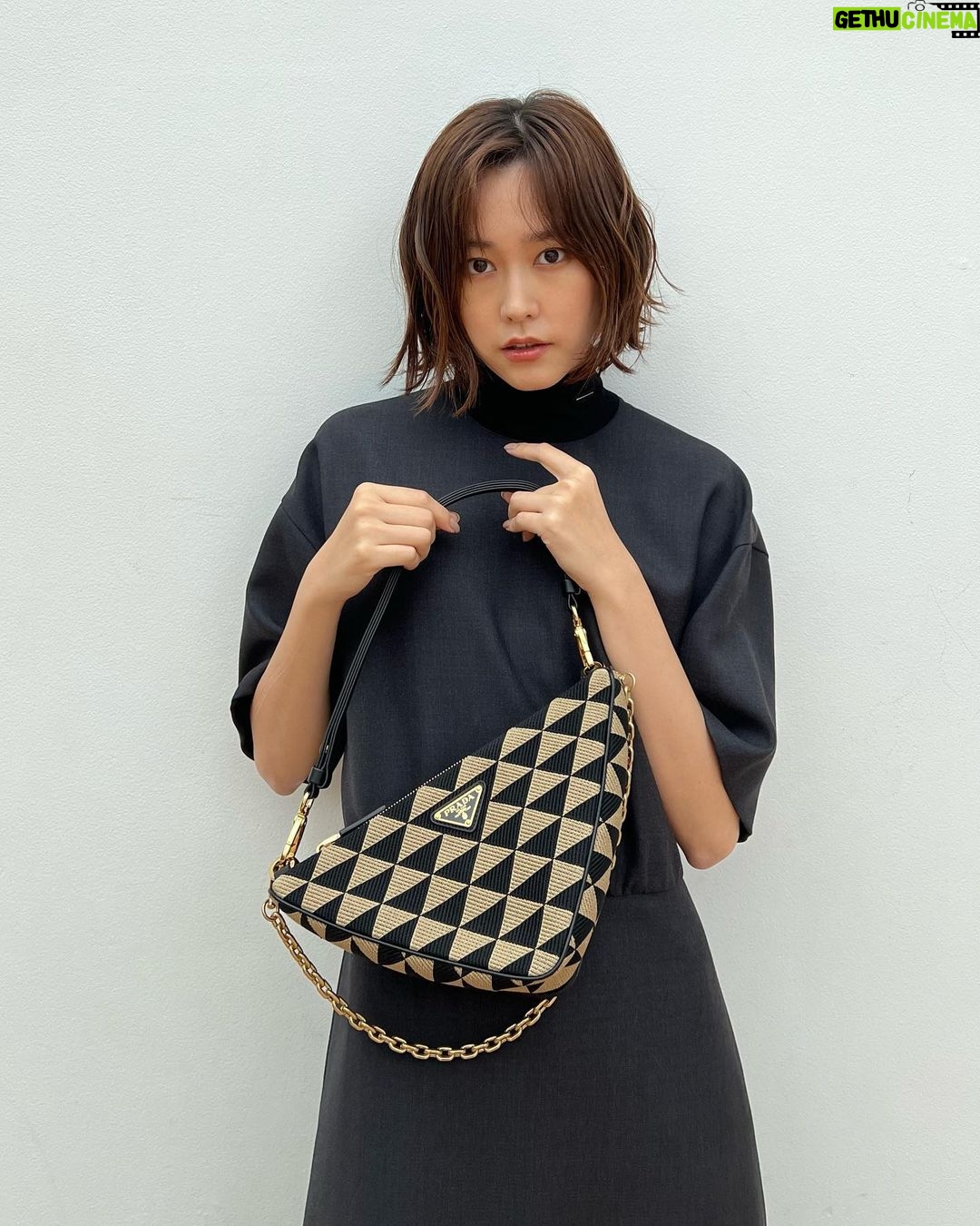 Mirei Kiritani Instagram - プラダ シンボル🤎🖤🤎 #PradaSymbole #PradaTriangle