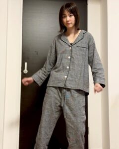Mirei Kiritani Instagram - 34歳になりました🙇‍♀️ 我が家では0時になった瞬間にジャンプするのが恒例なんですが、飛んだ瞬間と着地がとんでもないことになっていてお腹を抱えて笑い転げた34歳の幕開けでした🤣 笑顔いっぱいの年になりそうでよかったです笑 こんな私ですが、どうぞよろしくお願いします😊