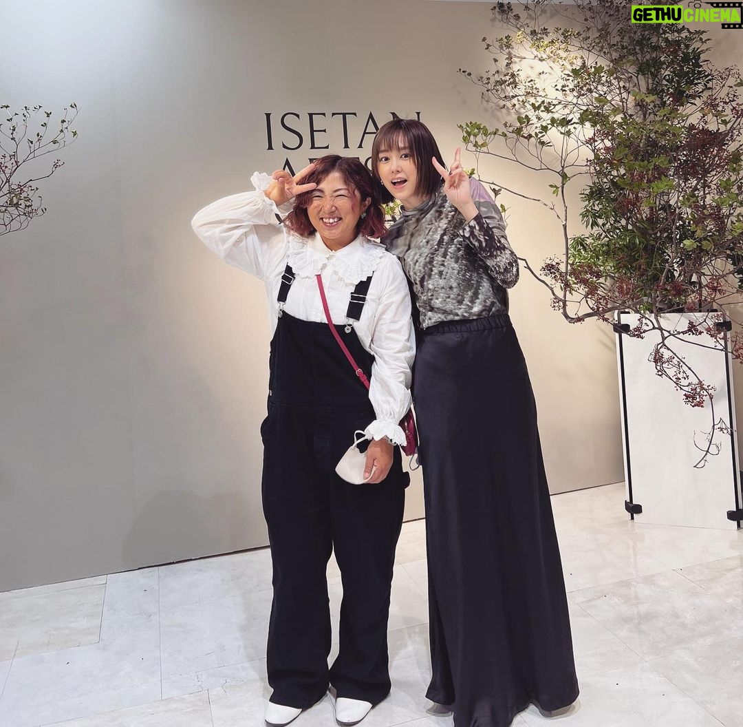 Mirei Kiritani Instagram - 大好きなうさぎ農園のあいちゃんに会いに伊勢丹へ✌️ 少しの時間だったけど元気もらったー!! 狙ってたにん辛とドレッシングをgetして、大満足。早速夕飯に使ったらうまっ😋 日曜まで頑張ってね🫶🫶🫶