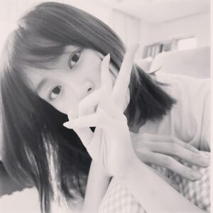 Mirei Kiritani Instagram - 写真を撮るのにハマったご様子👦🏻
寝起きのかあさん🤷‍♀️