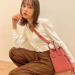 Mirei Kiritani Instagram - どんなシーンにもフィットするロエベのハンモック。この秋加わるコンパクトサイズは、一色に染まったボディに進化を感じます👜 #ハンモック #ロエベ #LOEWE #LOEWEHammock