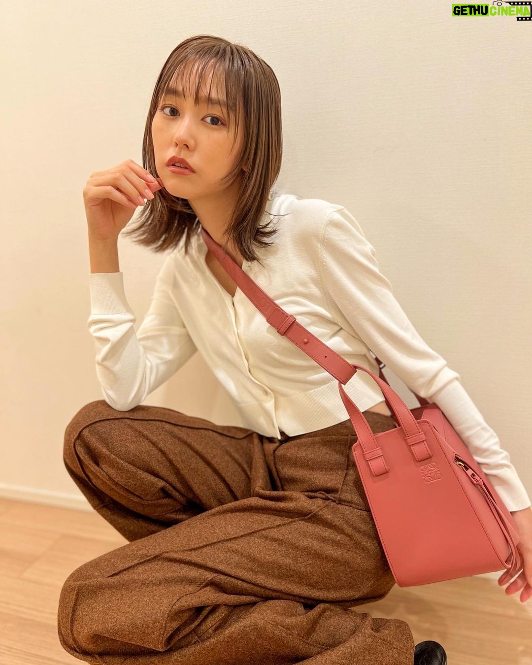 Mirei Kiritani Instagram - どんなシーンにもフィットするロエベのハンモック。この秋加わるコンパクトサイズは、一色に染まったボディに進化を感じます👜 #ハンモック #ロエベ #LOEWE #LOEWEHammock