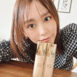 Mirei Kiritani Instagram - 9/1に発売された、ゲランの新ファンデーション「パリュール ゴールド スキン フルイド」。グロウとマットの2種類のうち、これはグロウを付けた時。 うる艶だけど、ほどよいカバー力もあり、まるで肌にジュエリーをまとったかのような美しい仕上がりに感動🥹 しかもスキンケア成分85%配合。 まさに私の理想の、内側から輝くような肌にしてくれました！ #ゲラン #パリュールゴールドスキンフルイド