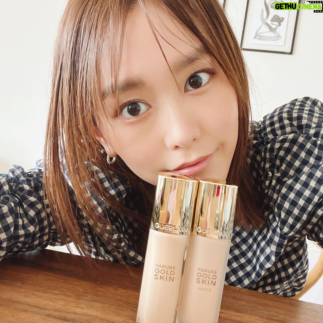 Mirei Kiritani Instagram - 9/1に発売された、ゲランの新ファンデーション「パリュール ゴールド スキン フルイド」。グロウとマットの2種類のうち、これはグロウを付けた時。 うる艶だけど、ほどよいカバー力もあり、まるで肌にジュエリーをまとったかのような美しい仕上がりに感動🥹 しかもスキンケア成分85%配合。 まさに私の理想の、内側から輝くような肌にしてくれました! #ゲラン #パリュールゴールドスキンフルイド