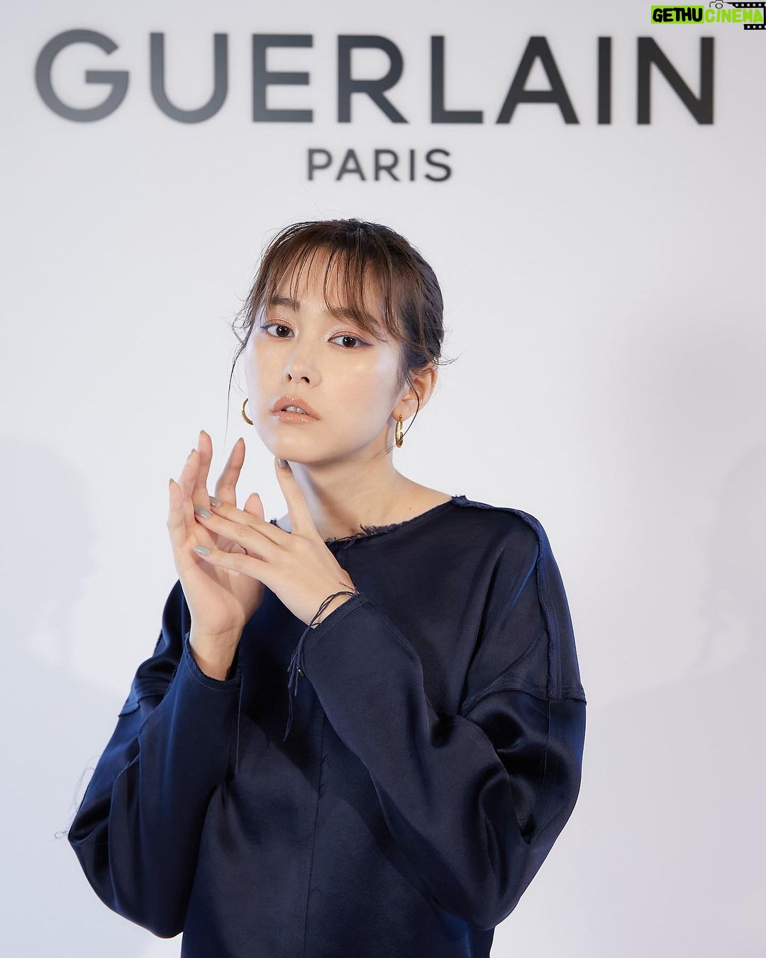 Mirei Kiritani Instagram - とても鮮やかで美しいGUERLAINのNEW MAKEUP COLLECTION💎 ゲラン オンブル ジェは、ほんとに捨て色がなくて色んな自分を表現できるアイシャドウパレット。ラメ感とパール感がとんでもなく綺麗♡ 360番と011番のホワイトパールを使ってモードな印象のメイクに💄 @guerlain #ゲラン #オンブルジェ #ノワールジェ#クレヨンユー #ルージュジェ