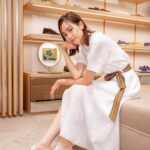 Mirei Kiritani Instagram - ロロ・ピアーナのアイコニックなホワイトソールシューズに夏限定のトラベルモチーフのチャームが登場。 夏らしくて可愛いチャームに気分があがるよ⛱ スエードのアッパーがエレガントで履き心地も抜群。ずっと履いていたいくらい気持ちいい🐾 銀座店にてポップイン開催中なのでぜひ😁 @loropianaofficial #LoroPiana #ロロピアーナ