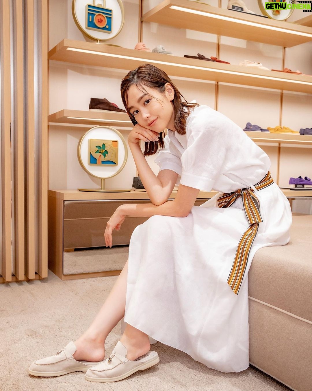 Mirei Kiritani Instagram - ロロ・ピアーナのアイコニックなホワイトソールシューズに夏限定のトラベルモチーフのチャームが登場。 夏らしくて可愛いチャームに気分があがるよ⛱ スエードのアッパーがエレガントで履き心地も抜群。ずっと履いていたいくらい気持ちいい🐾 銀座店にてポップイン開催中なのでぜひ😁 @loropianaofficial #LoroPiana #ロロピアーナ