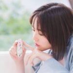 Mirei Kiritani Instagram - 自然の生み出す絶景にインスパイアされて様々な製品が誕生しているという @guerlain 桜の花びらのようなカラーのルージュ ジェで、春を先取りしてみました♡ この桜が咲いているケースはチェリーブロッサムという名前🌸 bagに入れて持ち歩いているだけで春を感じられるね。早く暖かくなってほしい🥺 #ゲラン #ルージュジェ #チェリーブロッサム