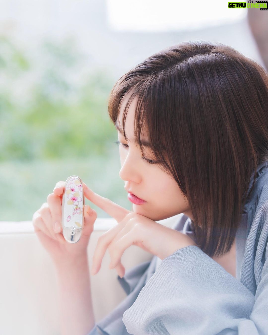 Mirei Kiritani Instagram - 自然の生み出す絶景にインスパイアされて様々な製品が誕生しているという @guerlain 桜の花びらのようなカラーのルージュ ジェで、春を先取りしてみました♡ この桜が咲いているケースはチェリーブロッサムという名前🌸 bagに入れて持ち歩いているだけで春を感じられるね。早く暖かくなってほしい🥺 #ゲラン #ルージュジェ #チェリーブロッサム