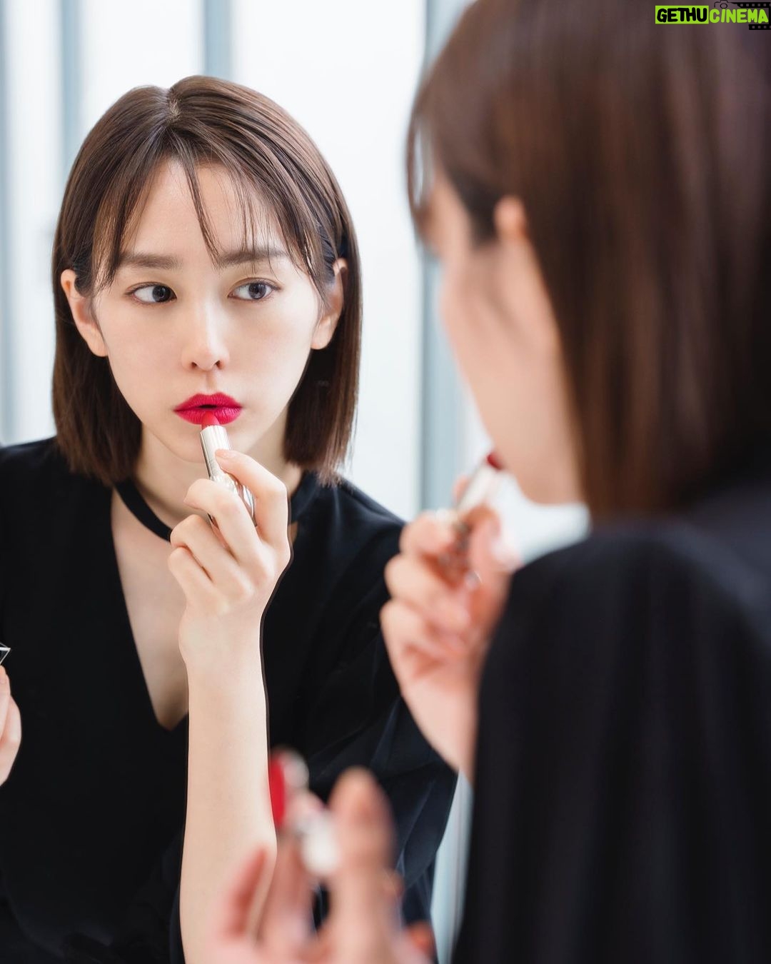 Mirei Kiritani Instagram - @guerlain のレッドオーキッドコレクション💄 世界で初めてリップスティックを作ったゲラン。その色は赤だそう。 ゲランは長い歴史の中で赤色を大切にし続けていると聞き、私も特別な時には赤リップを纏いたいな🥺 #ゲラン #ルージュジェ