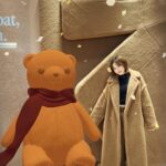 Mirei Kiritani Instagram - マックスマーラ表参道店でアイコンコートのキャンペーンを実施中。早速テディベアコートと101801コートを試着🧥 軽くてもふもふであったかーいテディコートと、メンズライクにも着られる101801コート。どっちも上質で可愛くてうっとり。 ARフィルターの可愛いテディベアちゃんとも一緒に撮影したよー🧸 レアなコートもあって、たくさん試せるチャンスなので是非😌✨ #MaxMara #マックスマーラ