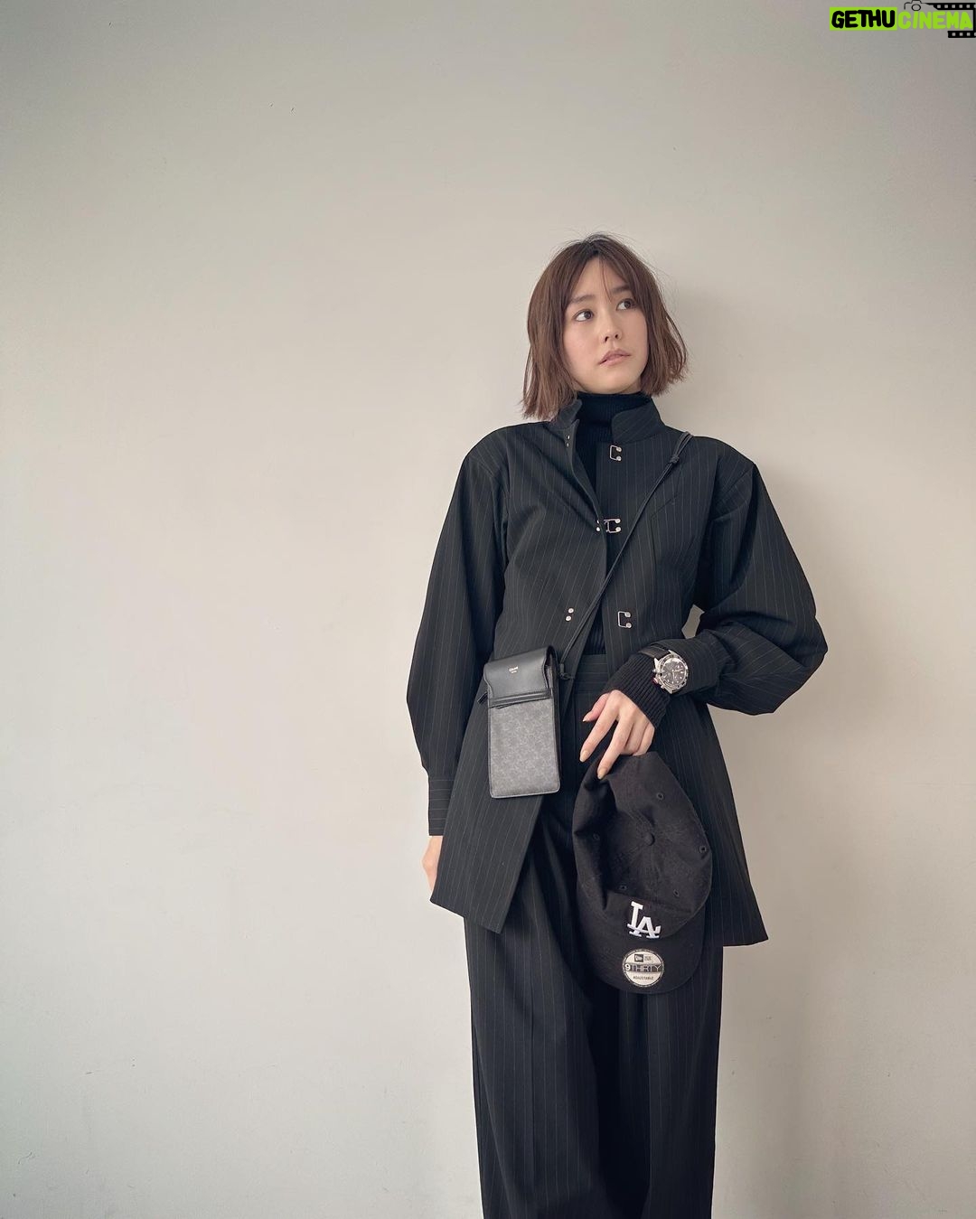 Mirei Kiritani Instagram - 今日もまっくろけ。小物はインパクトあるものを⌚️ set: #ameri knit: #etretokyo watch: #TAGHeuer #TAGHeuerFormula1 phone pouch: #celine cap: #newera