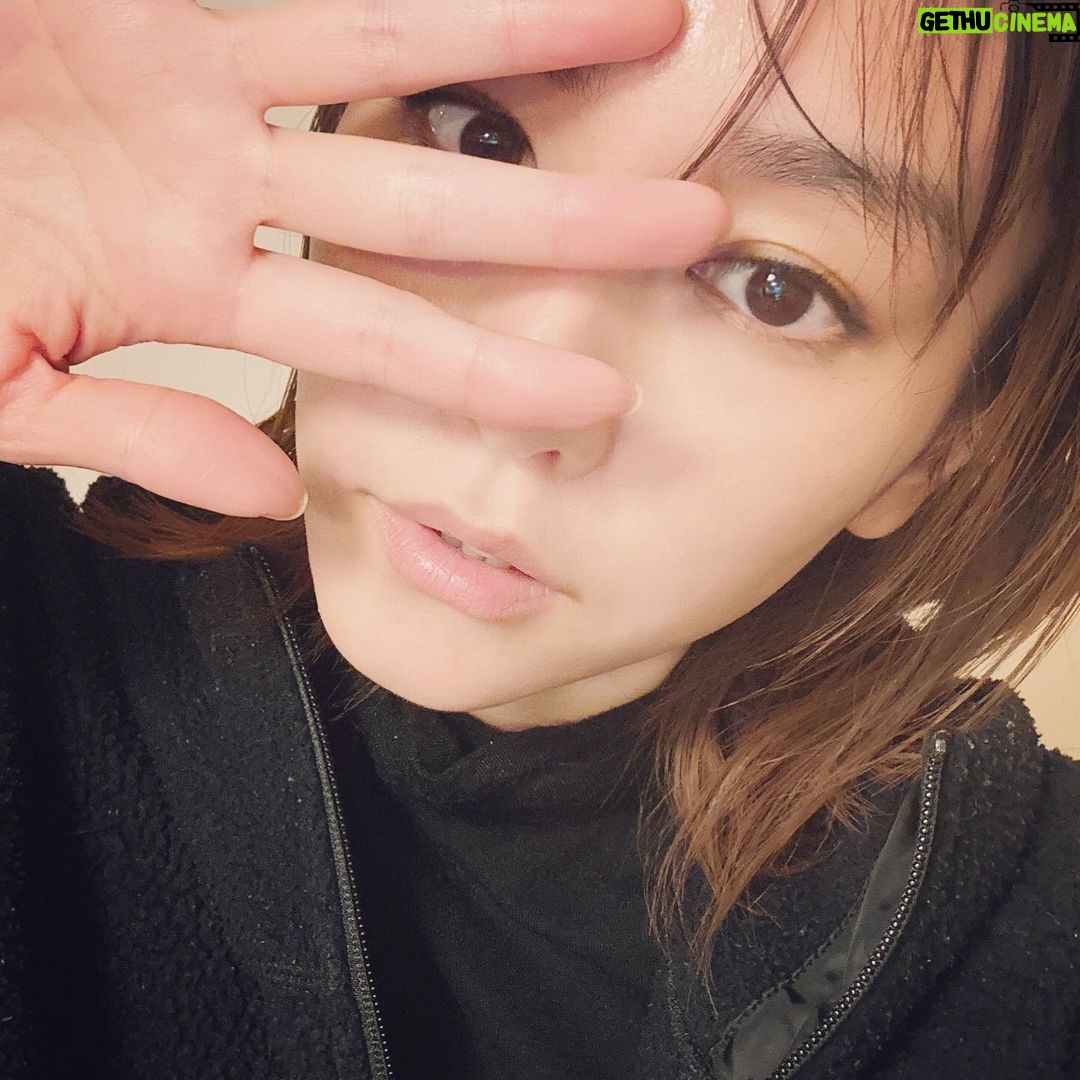 Mirei Kiritani Instagram - 目のハナシ。 ICLの手術をして早1年以上!たくさん質問をいただくので、経過をご報告😊 手術〜術後のハナシは、以前にポストしたからそれを見てね。 最近はというと、見えることが当たり前になりすぎていて1年経ったことを忘れてたくらい🫣 相変わらず、何も不具合なく超快適に過ごしてます! 術前に少し気がかりだったドライアイ、眩しさ、光の輪も全然大丈夫。唯一感じたのは、コンタクトしなくなったから玉ねぎのみじん切りが染みること🤣そうだったそうだったって思い出しながらみじん切りしてる笑 👦が風邪をひいて夜中も頻繁に対応しなきゃいけない時や自分が風邪をひいた時も、いちいちメガネをかける煩わしさがなくて、心からICLやっていてよかったって思った! そんな最近の目のハナシでした👀 それにしても私の部屋着毛玉だらけだなー😂😂😂