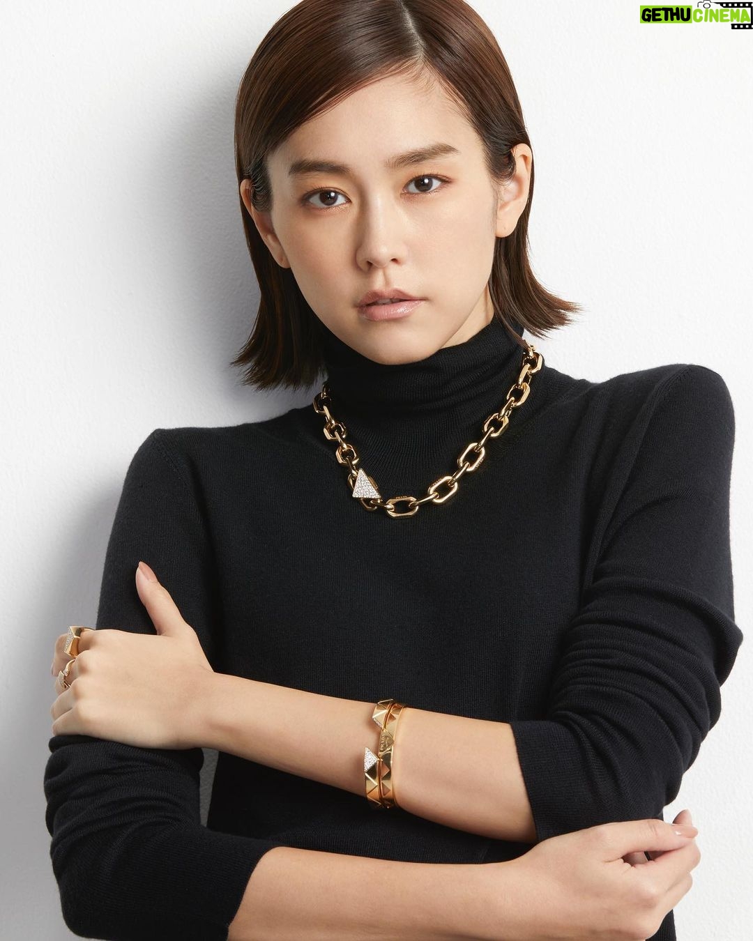 Mirei Kiritani Instagram - 100%リサイクルゴールドを使用したPRADAのファインジュエリーコレクション「ETERNAL GOLD」 サステナブルで素敵なジュエリー達に心が躍りました🥺✨ #PradaFineJewelry @Prada