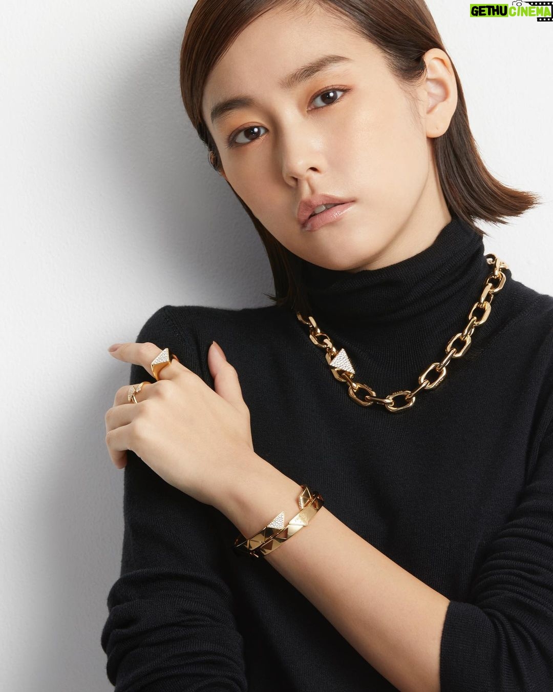 Mirei Kiritani Instagram - 100%リサイクルゴールドを使用したPRADAのファインジュエリーコレクション「ETERNAL GOLD」 サステナブルで素敵なジュエリー達に心が躍りました🥺✨ #PradaFineJewelry @Prada
