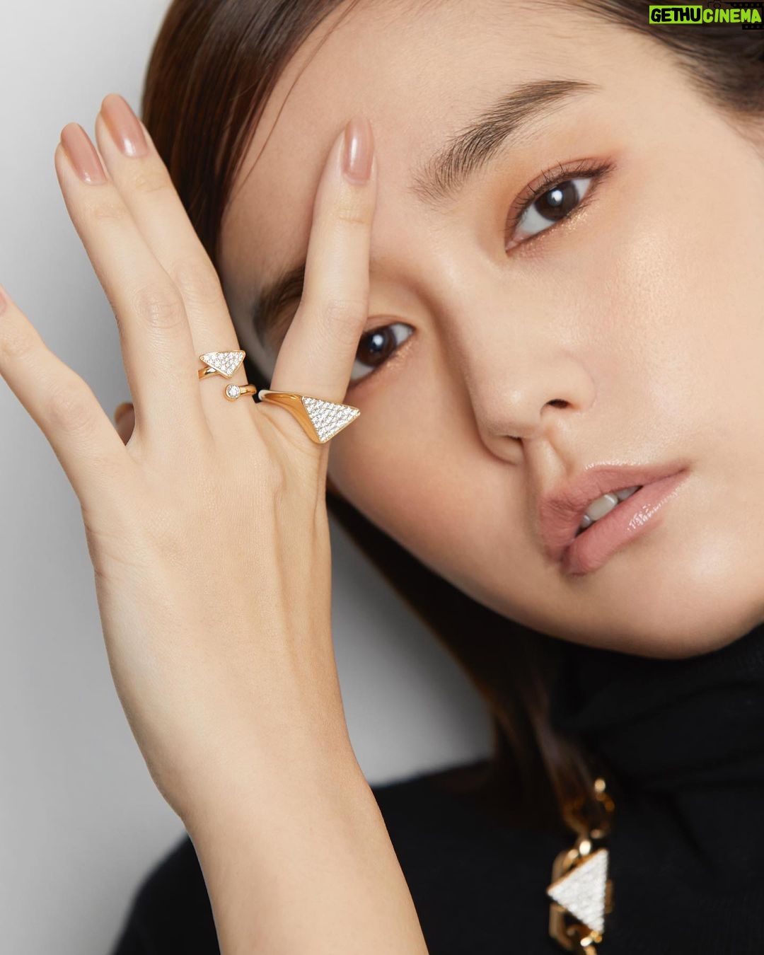 Mirei Kiritani Instagram - 100%リサイクルゴールドを使用したPRADAのファインジュエリーコレクション「ETERNAL GOLD」 サステナブルで素敵なジュエリー達に心が躍りました🥺✨ #PradaFineJewelry @Prada