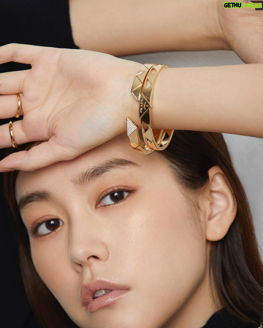 Mirei Kiritani Instagram - 100%リサイクルゴールドを使用したPRADAのファインジュエリーコレクション「ETERNAL GOLD」 サステナブルで素敵なジュエリー達に心が躍りました🥺✨ #PradaFineJewelry @Prada