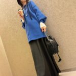 Mirei Kiritani Instagram - まもなく１２月だってのにあったかいねー! 日中はコートの出番がなかなかやってこない😗 Top: #amerivintage とのコラボニット skirt: #thehandsome boots: #amerivintage