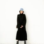 Mirei Kiritani Instagram - たまにはちょいと甘め服も。寒くなってきてニットが着られるの嬉しい☺️ onepiece #uncrave_white hat #ninaricci boots #maisonmargiela bag #saintlaurent 白靴下みえちゃってるのは御愛嬌ってことで🤣