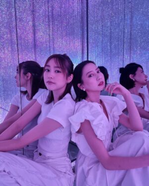 Mirei Kiritani Instagram - みれまゆの夏休み🌻teamLab
#みれまゆ
#teamlabplanets