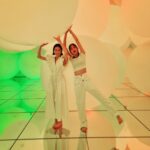 Mirei Kiritani Instagram - みれまゆの夏休み🌻teamLab #みれまゆ #teamlabplanets