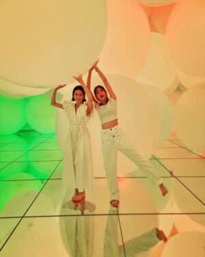 Mirei Kiritani Instagram - みれまゆの夏休み🌻teamLab
#みれまゆ
#teamlabplanets