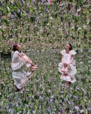 Mirei Kiritani Instagram - みれまゆの夏休み🌻teamLab
#みれまゆ
#teamlabplanets