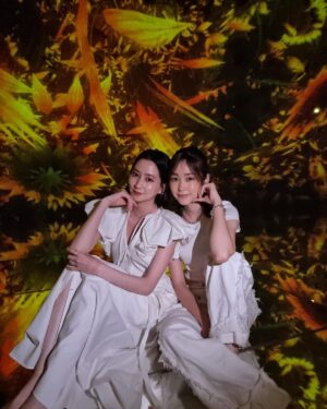 Mirei Kiritani Instagram - みれまゆの夏休み🌻teamLab
#みれまゆ
#teamlabplanets