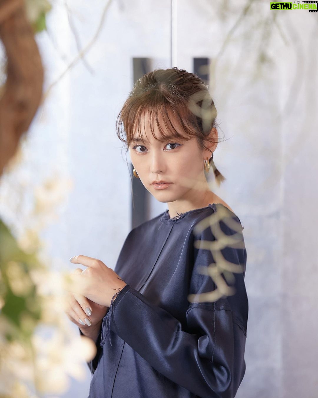 Mirei Kiritani Instagram - とても鮮やかで美しいGUERLAINのNEW MAKEUP COLLECTION💎 ゲラン オンブル ジェは、ほんとに捨て色がなくて色んな自分を表現できるアイシャドウパレット。ラメ感とパール感がとんでもなく綺麗♡ 360番と011番のホワイトパールを使ってモードな印象のメイクに💄 @guerlain #ゲラン #オンブルジェ #ノワールジェ#クレヨンユー #ルージュジェ