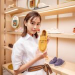Mirei Kiritani Instagram - ロロ・ピアーナのアイコニックなホワイトソールシューズに夏限定のトラベルモチーフのチャームが登場。 夏らしくて可愛いチャームに気分があがるよ⛱ スエードのアッパーがエレガントで履き心地も抜群。ずっと履いていたいくらい気持ちいい🐾 銀座店にてポップイン開催中なのでぜひ😁 @loropianaofficial #LoroPiana #ロロピアーナ