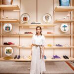 Mirei Kiritani Instagram - ロロ・ピアーナのアイコニックなホワイトソールシューズに夏限定のトラベルモチーフのチャームが登場。 夏らしくて可愛いチャームに気分があがるよ⛱ スエードのアッパーがエレガントで履き心地も抜群。ずっと履いていたいくらい気持ちいい🐾 銀座店にてポップイン開催中なのでぜひ😁 @loropianaofficial #LoroPiana #ロロピアーナ