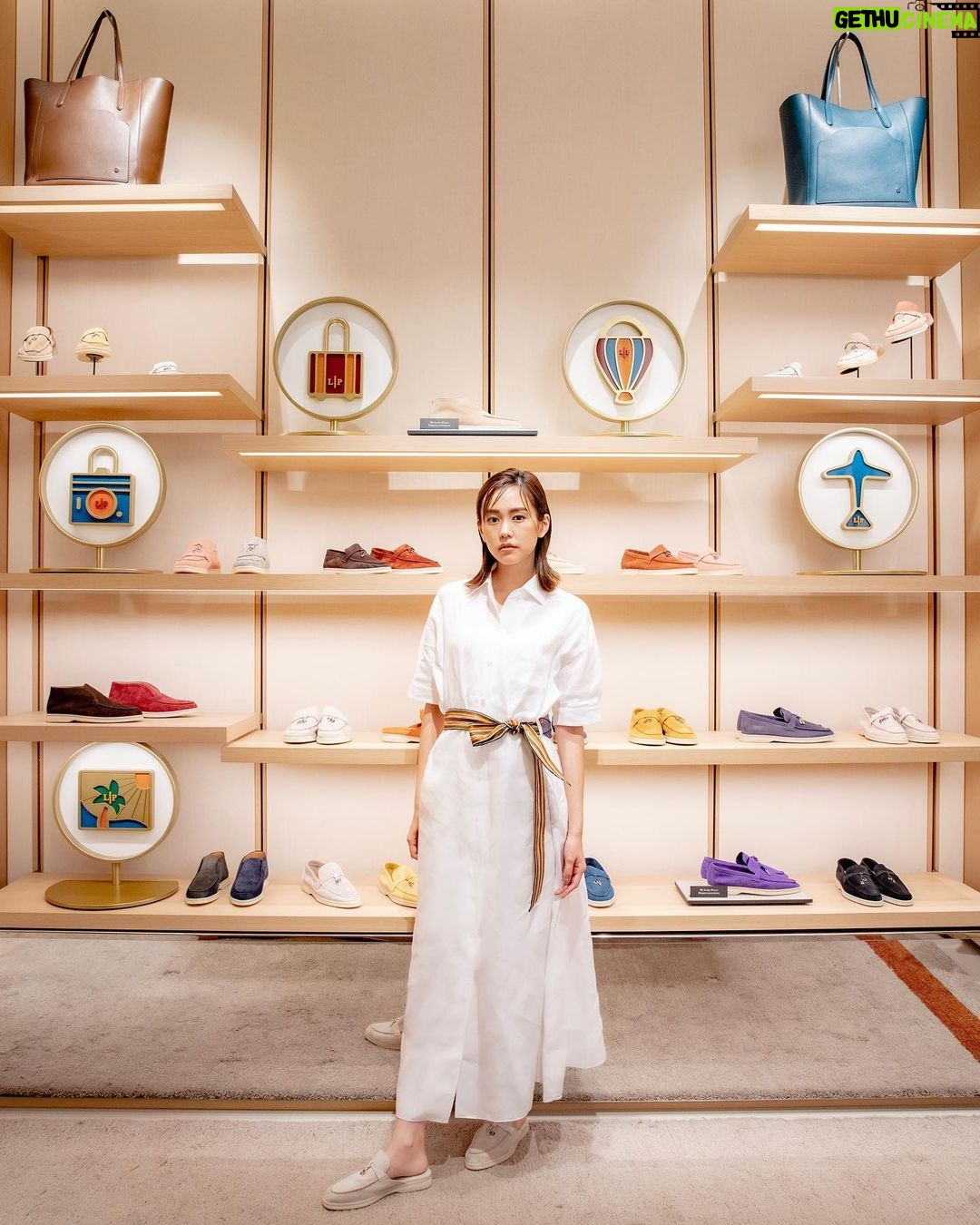 Mirei Kiritani Instagram - ロロ・ピアーナのアイコニックなホワイトソールシューズに夏限定のトラベルモチーフのチャームが登場。 夏らしくて可愛いチャームに気分があがるよ⛱ スエードのアッパーがエレガントで履き心地も抜群。ずっと履いていたいくらい気持ちいい🐾 銀座店にてポップイン開催中なのでぜひ😁 @loropianaofficial #LoroPiana #ロロピアーナ