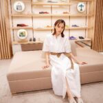Mirei Kiritani Instagram - ロロ・ピアーナのアイコニックなホワイトソールシューズに夏限定のトラベルモチーフのチャームが登場。 夏らしくて可愛いチャームに気分があがるよ⛱ スエードのアッパーがエレガントで履き心地も抜群。ずっと履いていたいくらい気持ちいい🐾 銀座店にてポップイン開催中なのでぜひ😁 @loropianaofficial #LoroPiana #ロロピアーナ