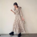 Mirei Kiritani Instagram - onepiece👗 さとかなさんとPasand by ne Quittez pasのコラボ bag👝ZANCHETTI shoes👟ZARA 花柄フリルでいつもより甘いコーデ。照れ隠しにゴツめのスニーカー合わせてみた🫣