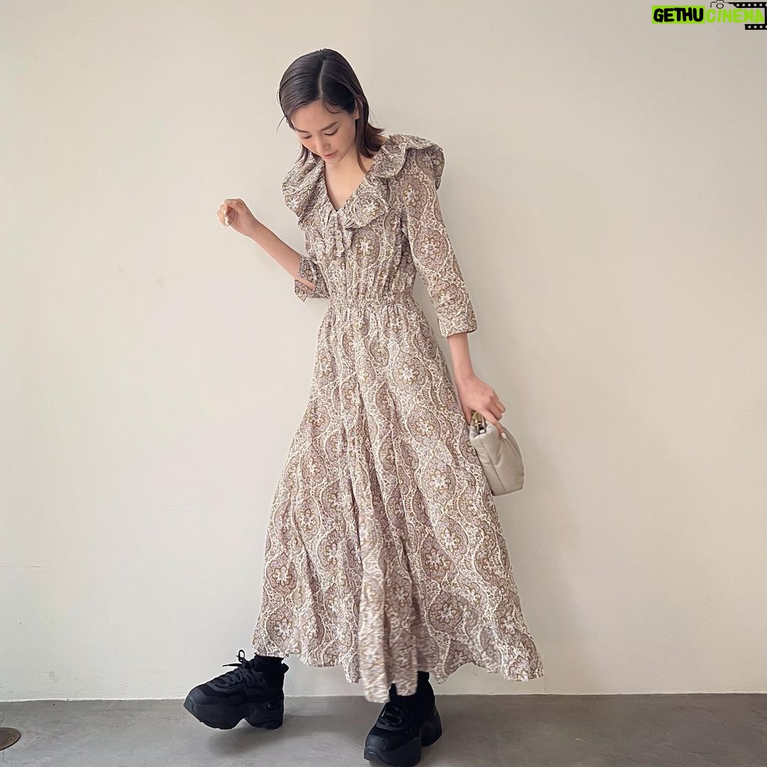 Mirei Kiritani Instagram - onepiece👗 さとかなさんとPasand by ne Quittez pasのコラボ bag👝ZANCHETTI shoes👟ZARA 花柄フリルでいつもより甘いコーデ。照れ隠しにゴツめのスニーカー合わせてみた🫣