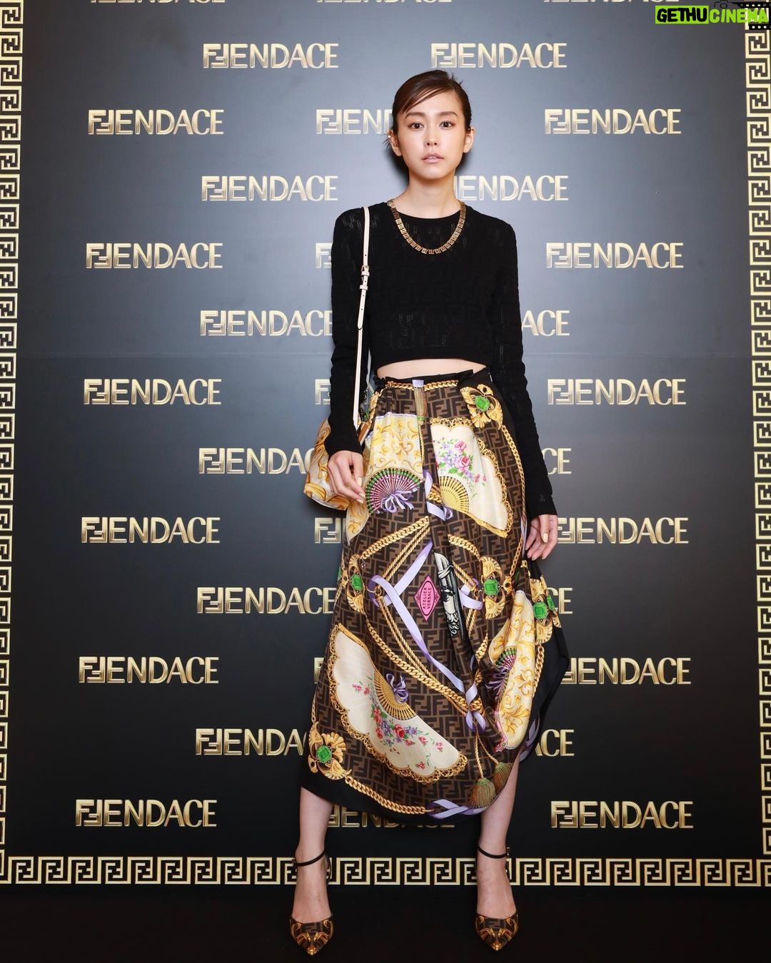 Mirei Kiritani Instagram - FENDIとVersaceがそれぞれの役割を”スワップ“した史上初のコレクション Fendaceが今日から発売開始! ギラギラなアイテムいっぱいで可愛い✨ #FENDI #FENDACE #VersaceByFendi @FENDI @mrkimjones