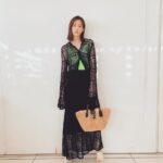 Mirei Kiritani Instagram - 晴れて気持ちのいい天気☀️ストローコレクションのbagが気分🌱 set: #mullerofyoshiokubo tank: #tan bag: #CoachNY shoes: #bottegaveneta